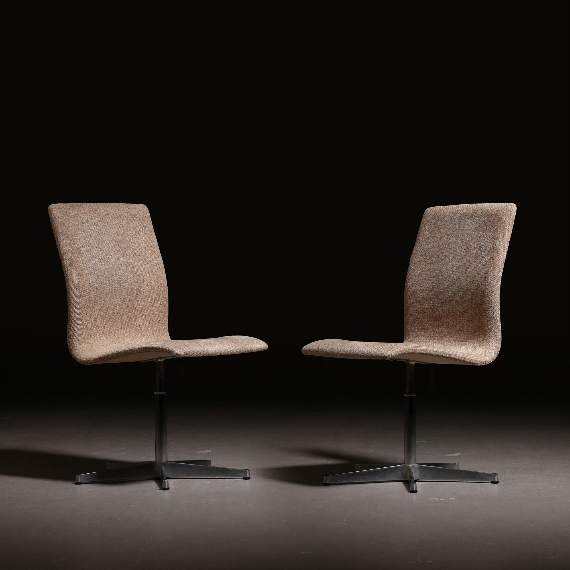 Arne Jacobsen Pair of 'Oxford' Chairs, 1981