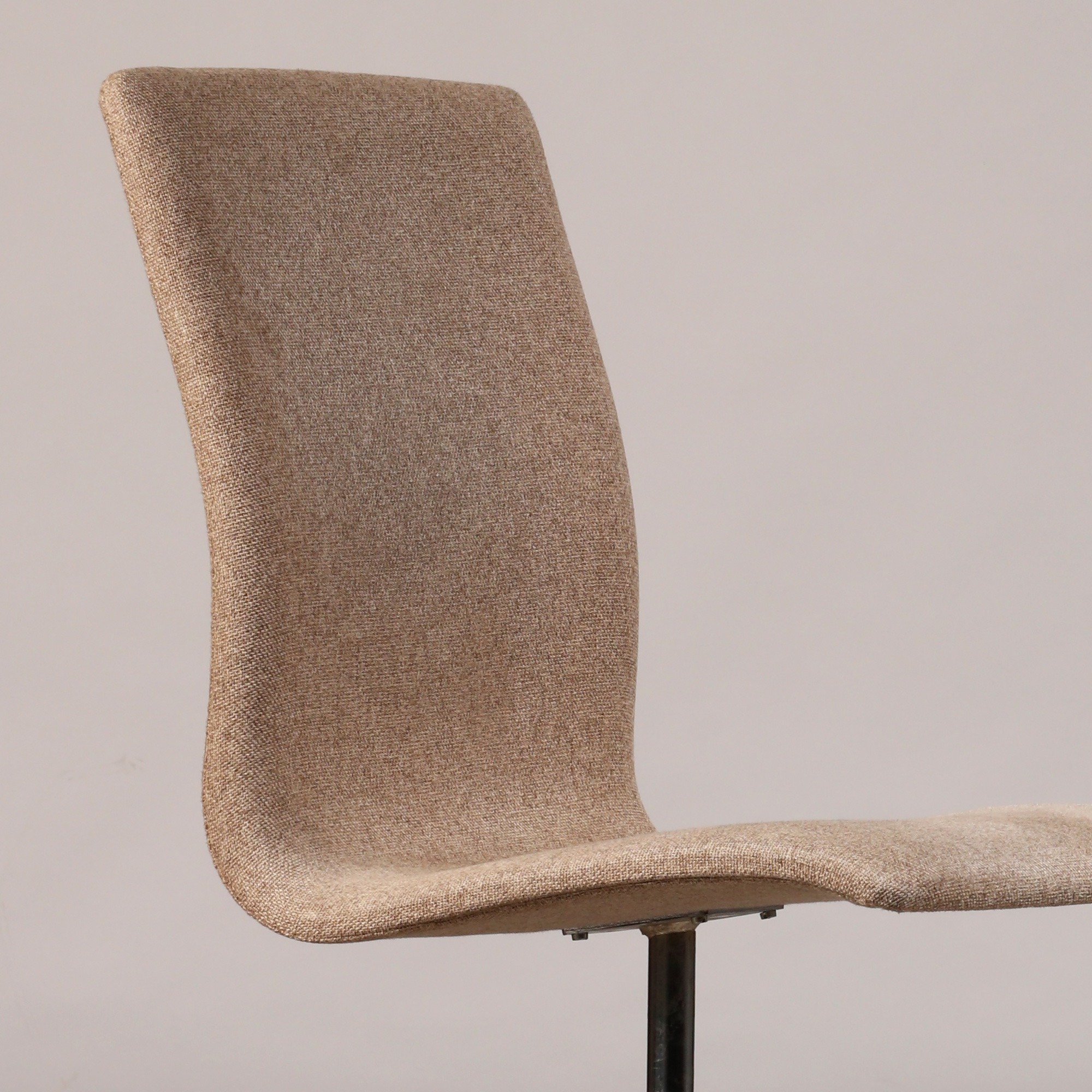 Arne Jacobsen Pair of 'Oxford' Chairs, 1981 - Image 4