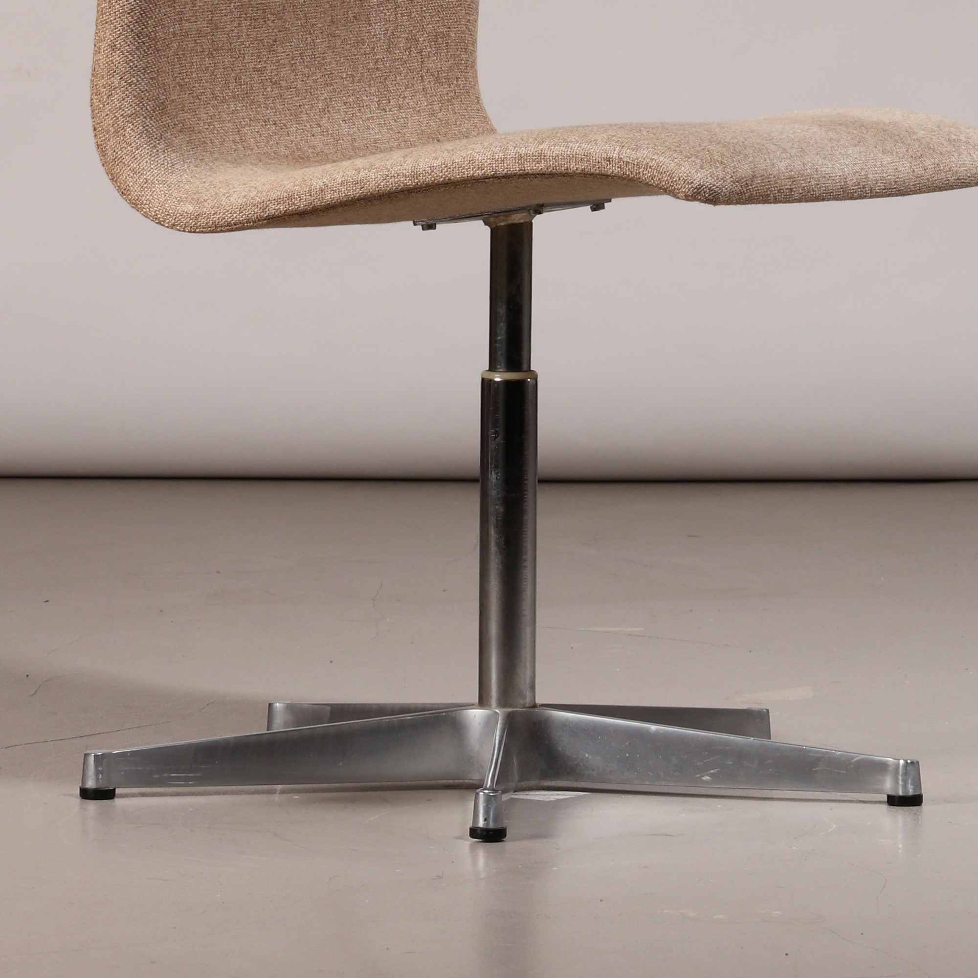 Arne Jacobsen Pair of 'Oxford' Chairs, 1981 - Image 3