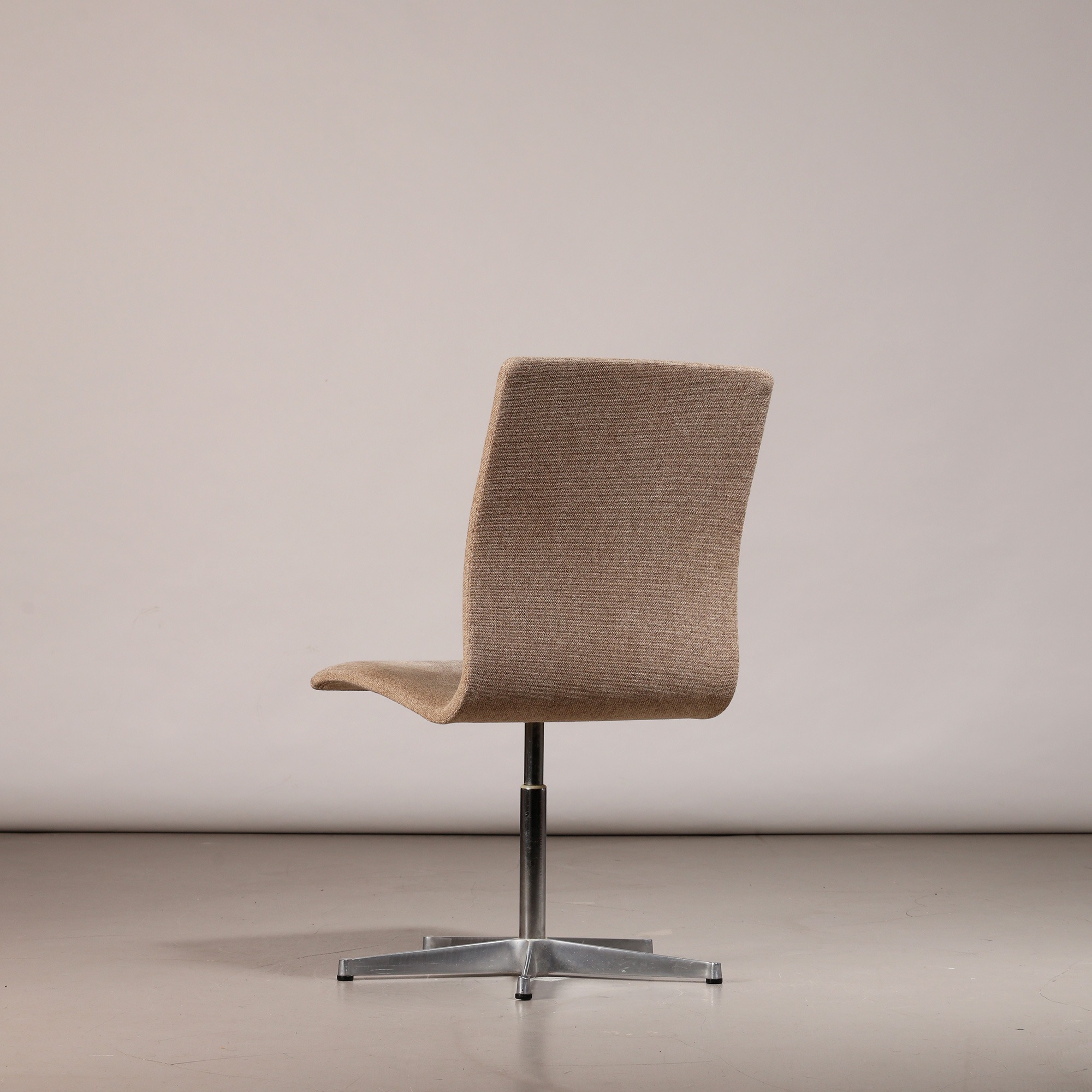 Arne Jacobsen Pair of 'Oxford' Chairs, 1981 - Image 2