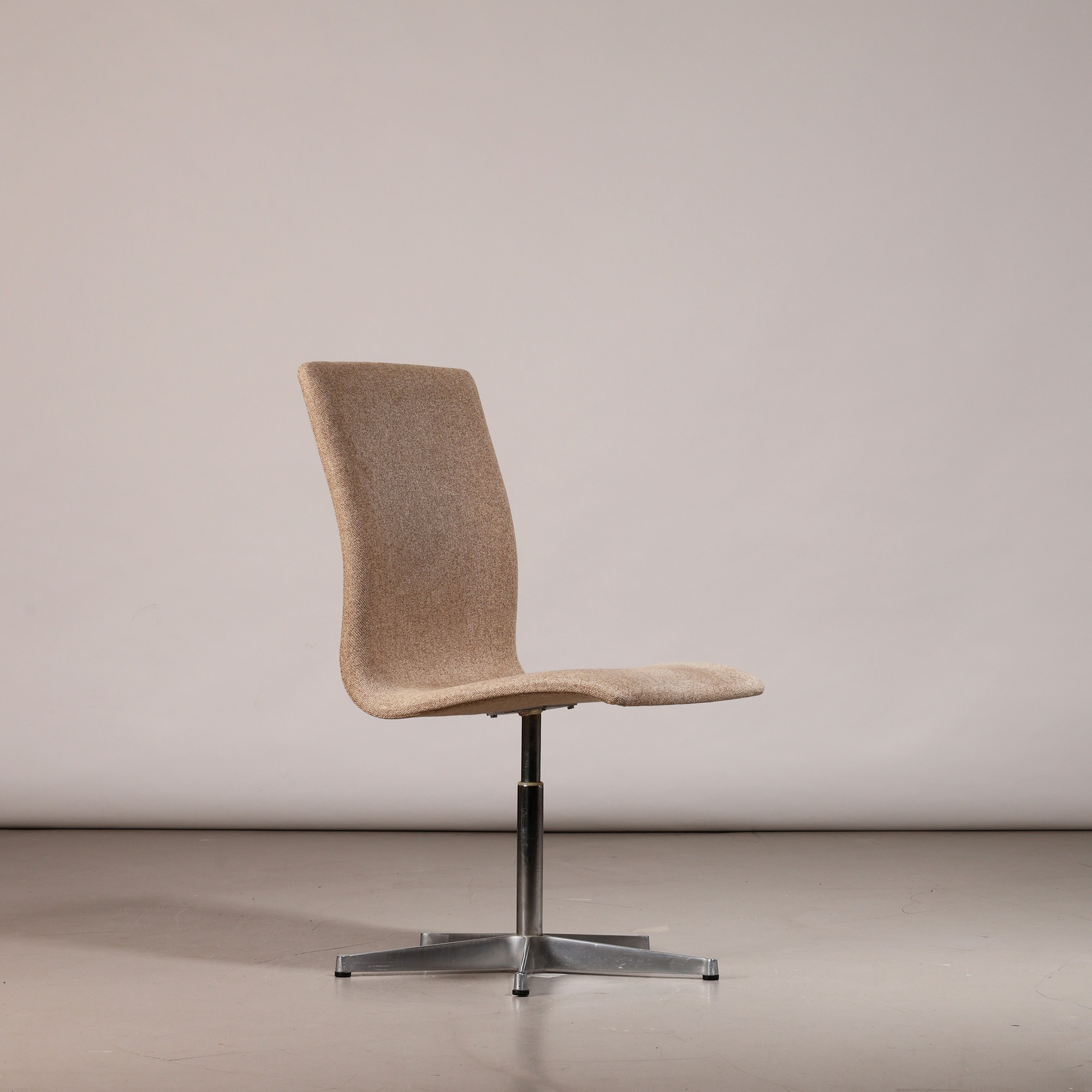 Arne Jacobsen Pair of 'Oxford' Chairs, 1981 - Image 6