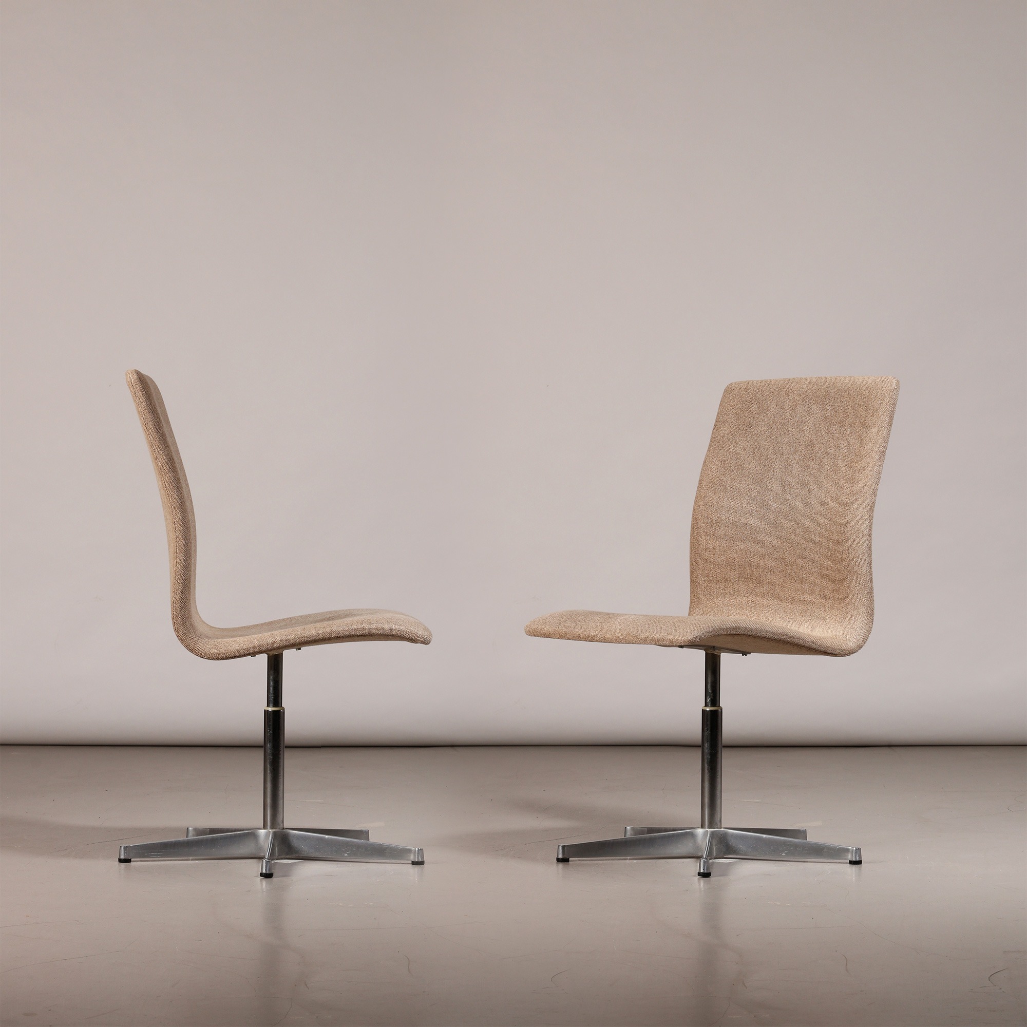 Arne Jacobsen Pair of 'Oxford' Chairs, 1981 - Image 5