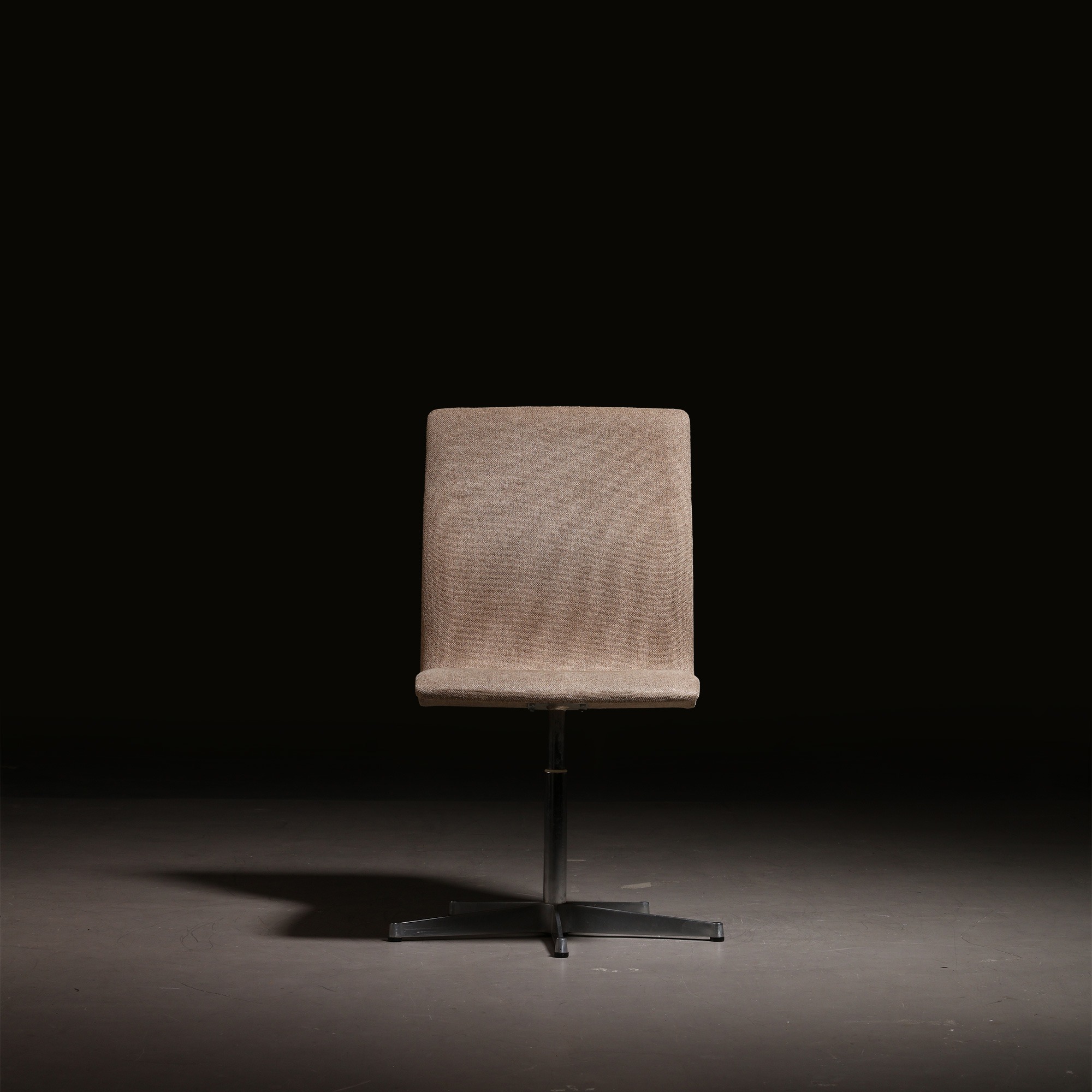 Arne Jacobsen Pair of 'Oxford' Chairs, 1981 - Image 7